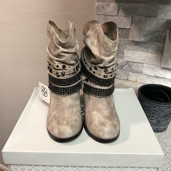 Daisy Fuentes studded boots - Picture 3 of 16